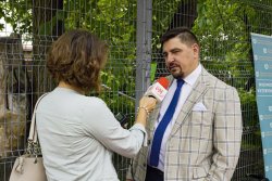 Udzielający wywiadu Zastępca Śląskiego Wojewódzkiego Lekarza Weterynarii lek. wet. Konrad Kuczera.